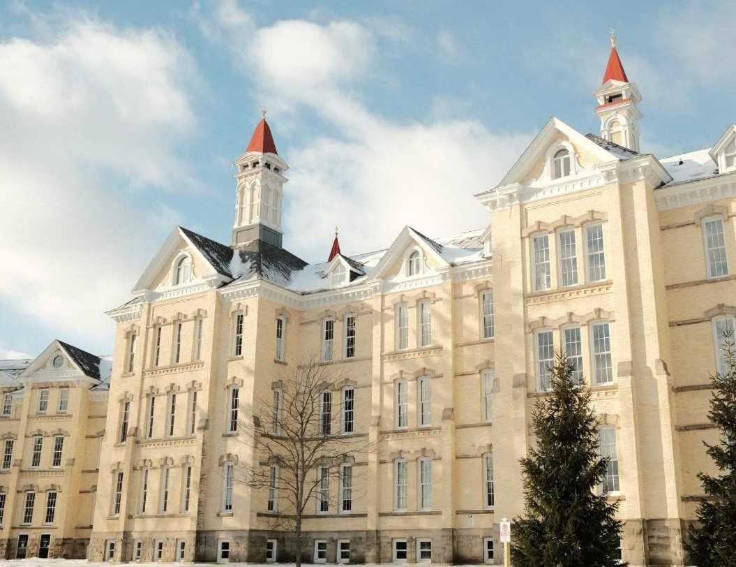 Condo On State Hospital Grounds! Traverse City Exterior photo